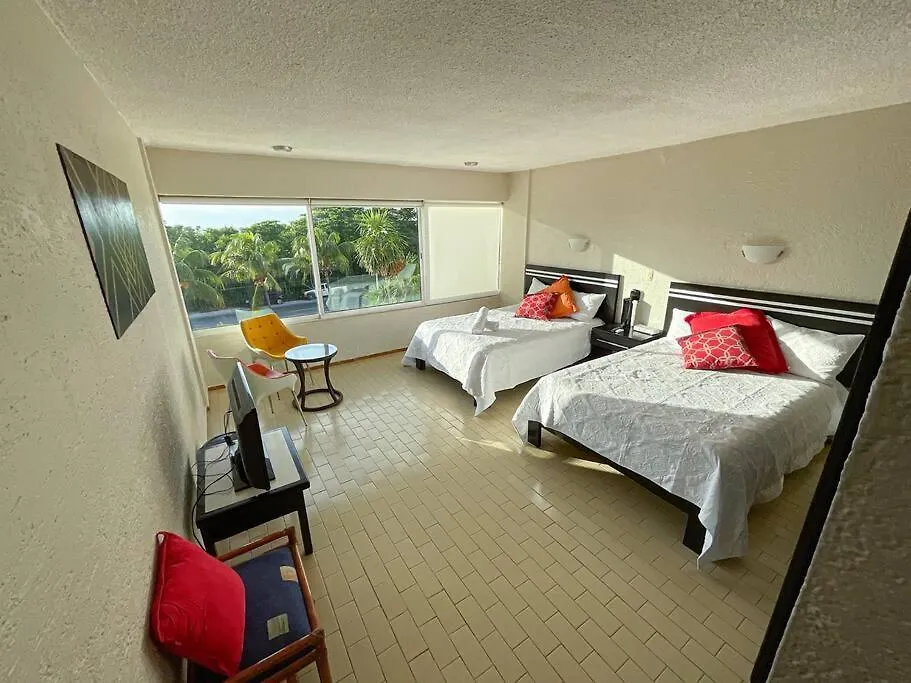 Neat Condo Beachfront At Brisas Cancún Apartmán